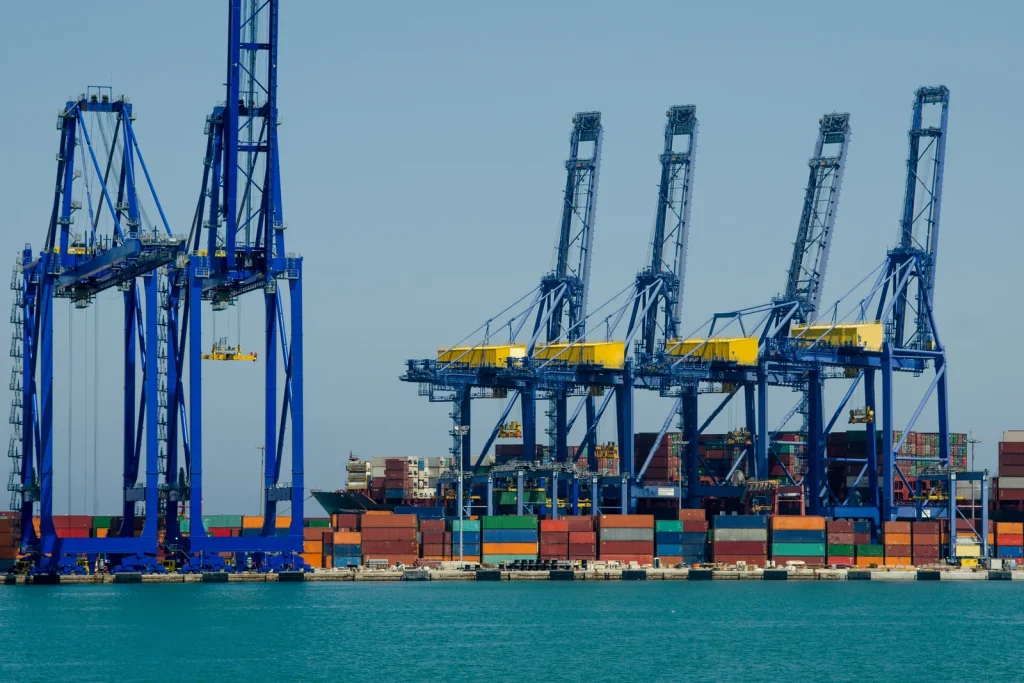 Konteyner limanında yükleme vinçleri – Atre Global dış ticaret danışmanlığı