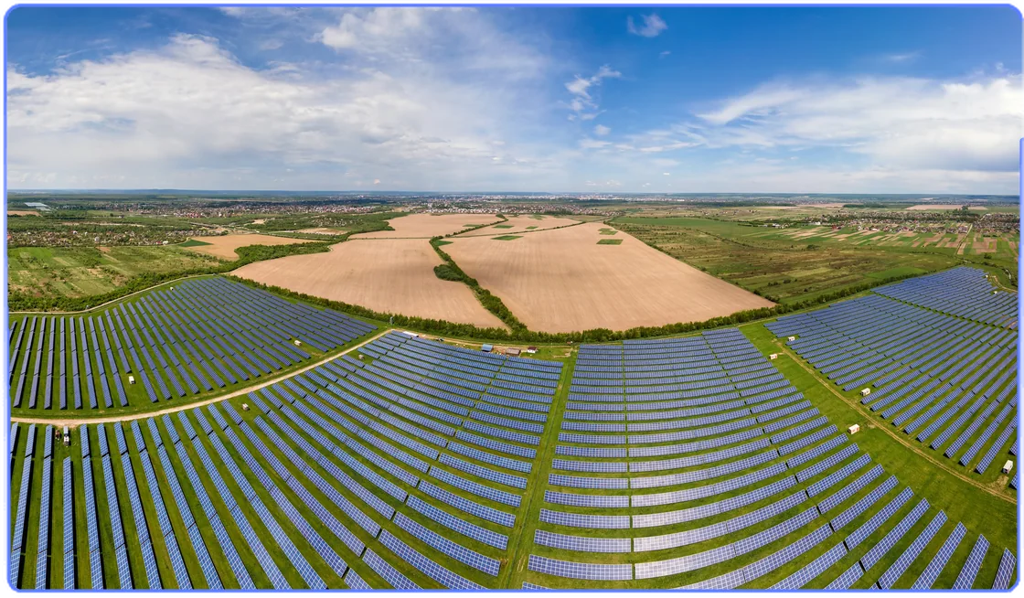 Güneş enerjisi santralinin kuşbakışı görünümü – Atre Global enerji ve altyapı mühendislik hizmetleri